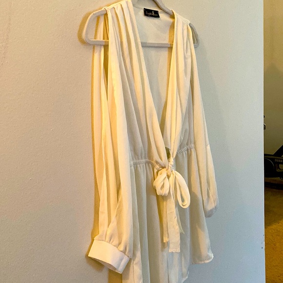 🤍 Deep V, Tie Front Long Sleeve, Shorts Romper - Picture 3 of 5